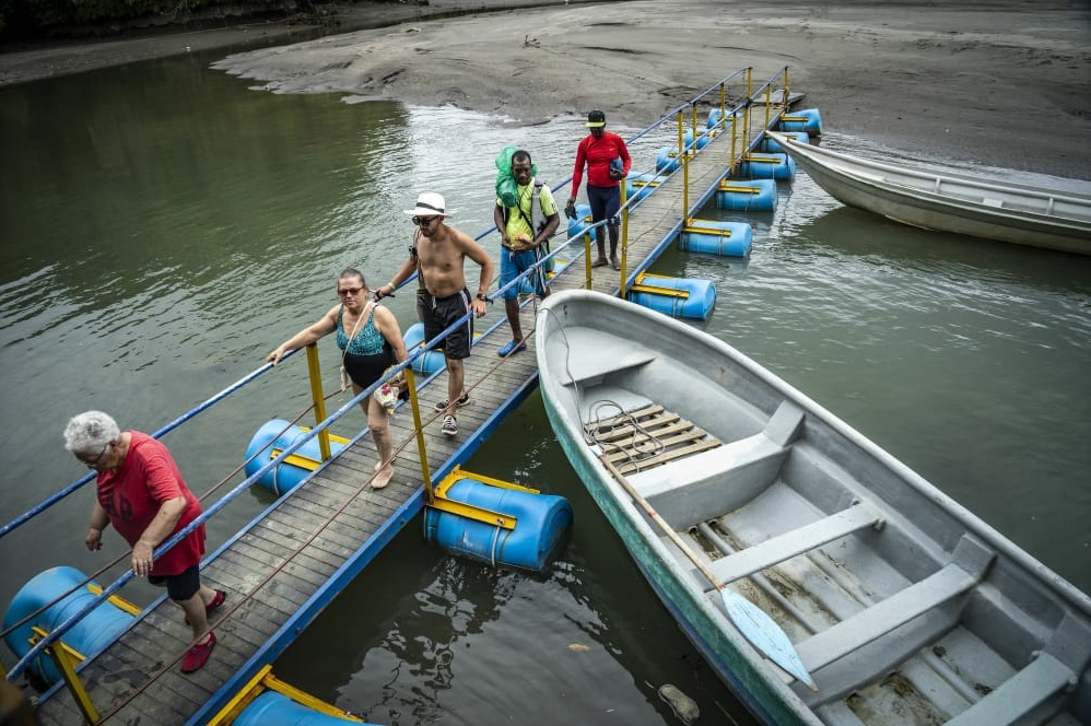 Playa Magüipi puente flotante